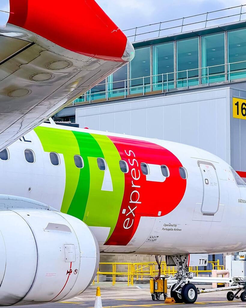 LGrima's tweet photo. Close-up Embraer
🔸
🔸
🔸
@gatwickairport #LGW #GatwickAirport #RampLife #AirportLife #AVGeek #AVPorn #Aviation #Aircraft #Airplane #Plane #AviationDaily #MegaPlane #MegaVideo #MegaShot #InstaPlane #PlanePorn #InstaAviation #PlanePics #Gatwick #HumansOf… https://t.co/pgGcS3lh6I https://t.co/NWRvSTk1En