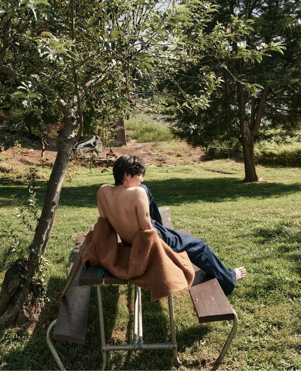 vminiecats's tweet photo. WTF TAEHYUNG SIN CAMISA ???!! PARECE SER DE LA SESIÓN DE FOTOS PARA VOGUE KOREA OMG https://t.co/omK8gsSRcd