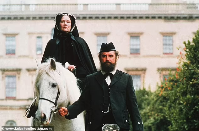 elbarroquista's tweet photo. Hay una excelente película sobre la relación (siempre controvertida) entre la reina y su criado escocés, protagonizada por Judy Dench.

Se ambienta en Balmoral, aunque no se rodó allí por razones obvias, sino en Taymouth Castle, que también fue lugar de veraneo de la reina. https://t.co/6iHEtFSrQj