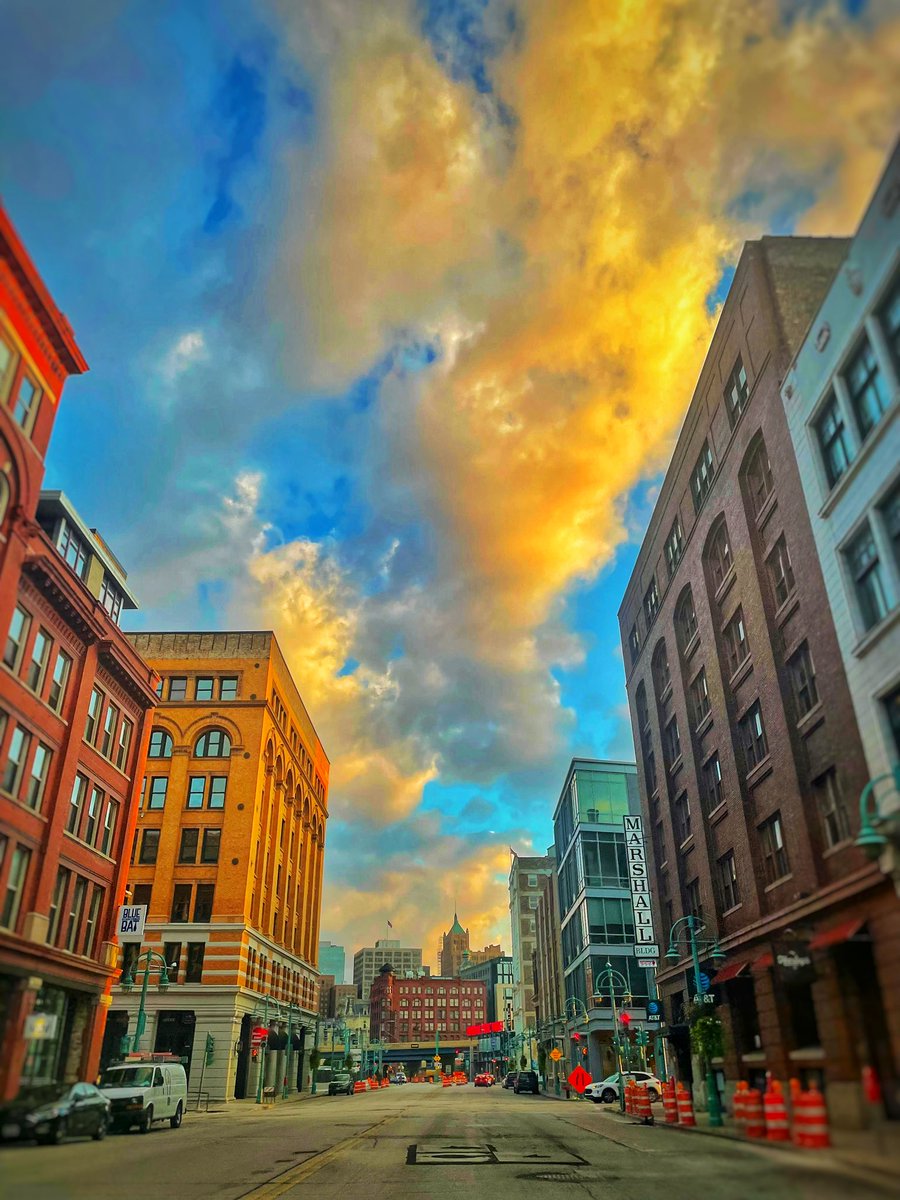 MKEPhotoSteve's tweet photo. early morning cloudsโฆ #ThirdWard #Milwaukee #WaterSt #MKEwx https://t.co/DTM1i4RDBO