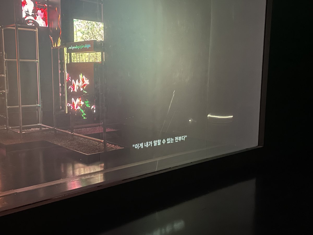 iteumda's tweet photo. <히토 슈타이얼 : 데이터의 바다>

예술이 삶에 부딪힐 때 따르는 긴장감, 충격, 탄식 같은 것들이 영상 곳곳에 흩어져있었다. 날 것처럼 느껴지는 장면들이 이런 무게를 지니기까지 얼마나 깊은 고민이 따랐을까. 그저 아득하기만 ⋯ https://t.co/Y5Zs4CTnYn