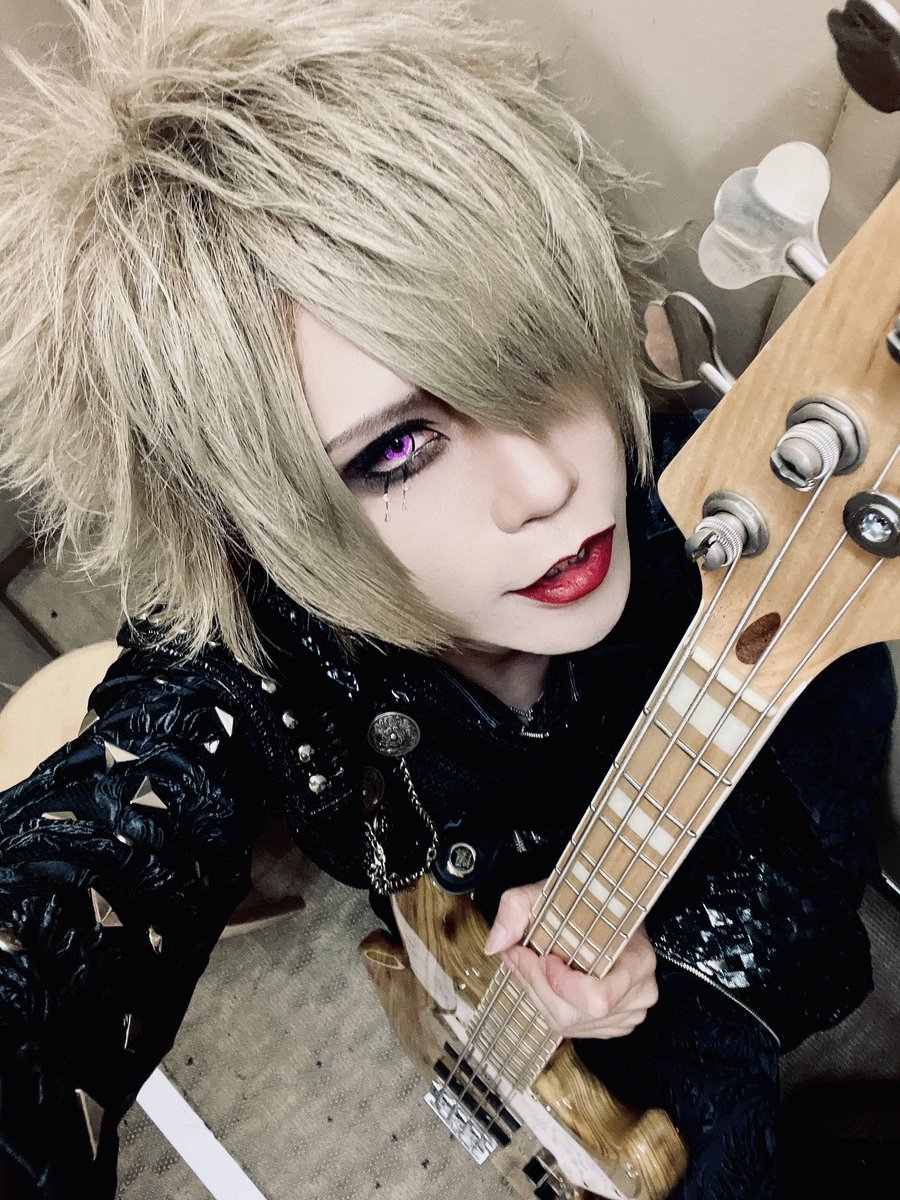 XNVL_70's tweet photo. 最後まで残ってくれてありがとう

刺激を沢山貰えた上に愛しい君たちに会える幸せな二日間でした

2Daysにして本当に良かった

これからもっともっと強いバンドになるよ

見ててな https://t.co/LC17I3k3j5