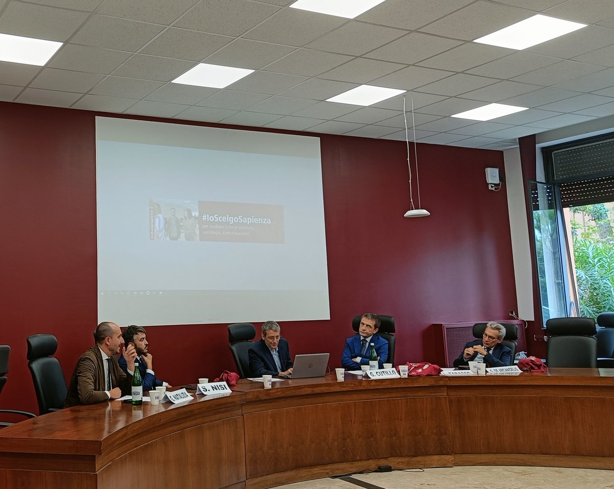 📌In corso la tavola rotonda su #Mediterraneo e sicurezza energetica europea presso @scpolitichesap <a href="/sisp2022/">sisp2022_</a>

Con <a href="/simone_nisi/">simone nisi</a> <a href="/Edison4Gov/">Edison4Gov</a> Amb. Cutillo <a href="/ItalyMFA/">Farnesina 🇮🇹</a> <a href="/lucatabasso1/">luca tabasso</a> <a href="/QuotidianoEnerg/">Quotidiano Energia</a> Professor De Arcangelis <a href="/SapienzaRoma/">Sapienza Università di Roma</a> 

Modera <a href="/g_natalizia/">Gabriele Natalizia</a>