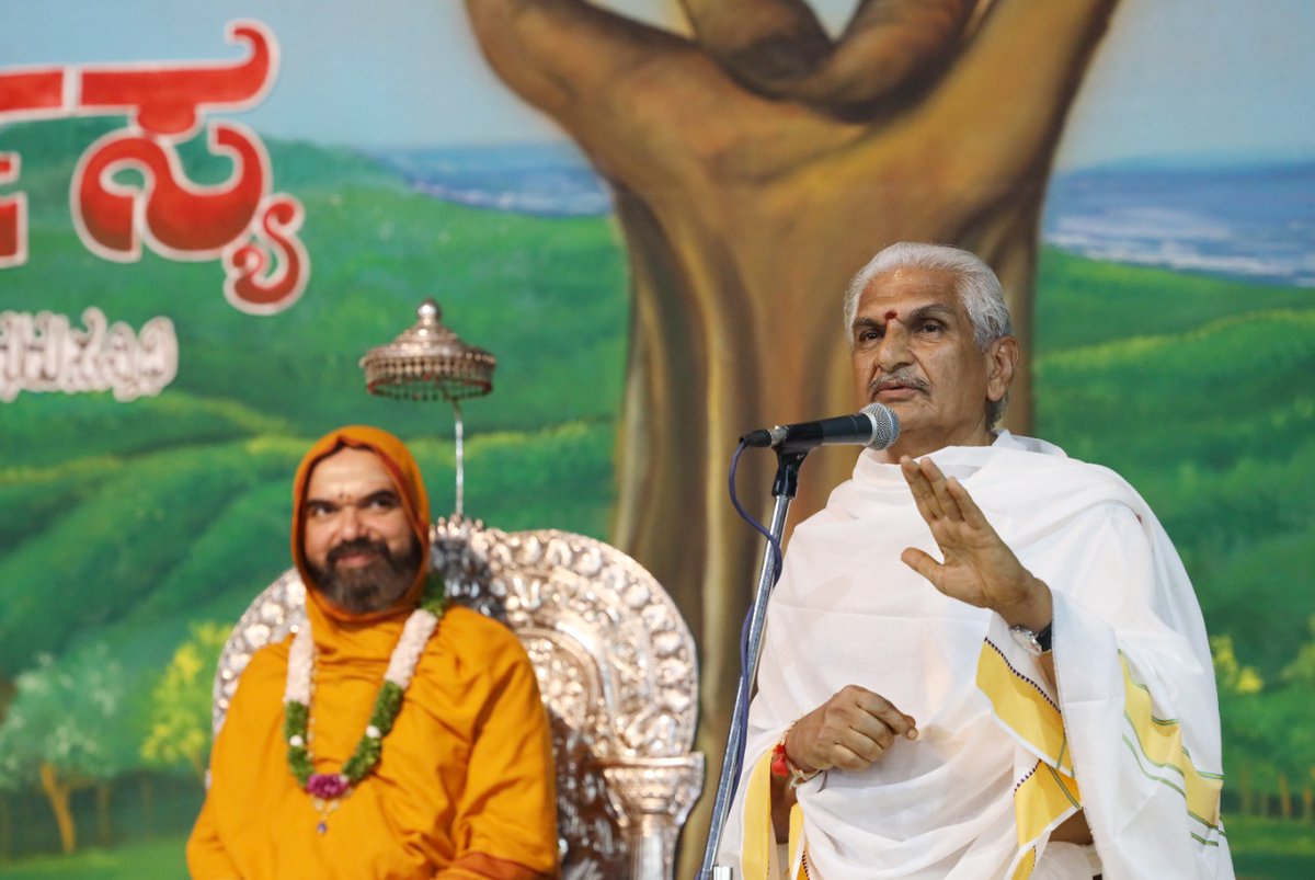 ShankaraPeetha's tweet photo. ರಾಷ್ಟ್ರೀಯ ಸ್ವಯಂಸೇವಕ ಸಂಘದ ಹಿರಿಯರಾದ ಡಾ. ಪ್ರಭಾಕರ ಭಟ್ ಕಲ್ಲಡ್ಕ ಇವರು ಇಂದು #ಗುರುಕುಲ_ಚಾತುರ್ಮಾಸ್ಯ ದ ಸುಸಂದರ್ಭದಲ್ಲಿ ಶ್ರೀಸಂಸ್ಥಾನದವರನ್ನು ಭೇಟಿಯಾಗಿ ಆಶೀರ್ವಾದವನ್ನು ಪಡೆದರು. https://t.co/50cywEovNR