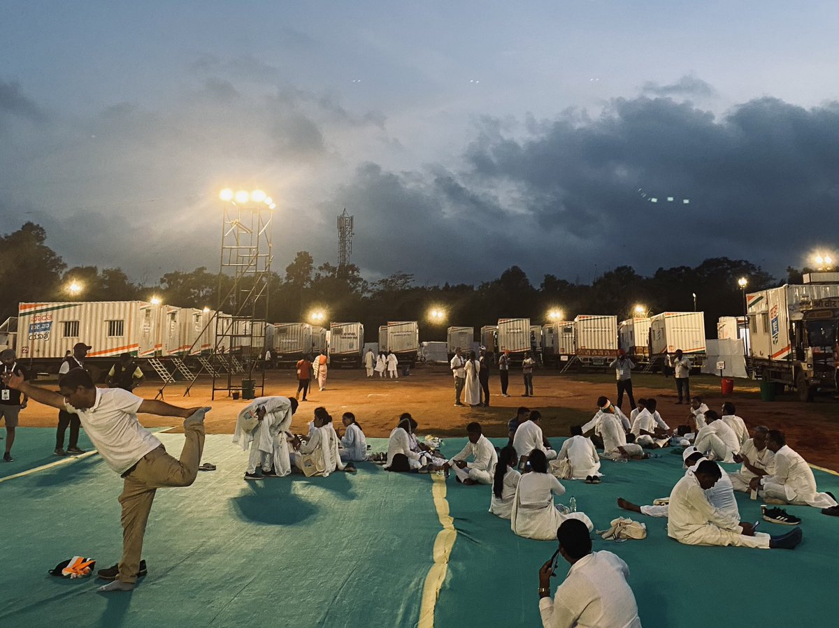 Jairam_Ramesh's tweet image. Scenes from the evening… Yatris unwinding outside their containers at the end of a hectic but inspiring day of #BharatJodoYatra