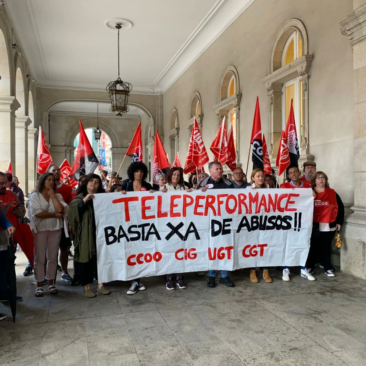 UGTCoruna's tweet photo. 📣 Concentración hoxe en María Pita para denunciar a deslocalización de #Teleperformance do servizo de #Fenosa a Colombia.
#SomosUGT #UGT #TuSindicatoUtil https://t.co/4ei89rn1Yc