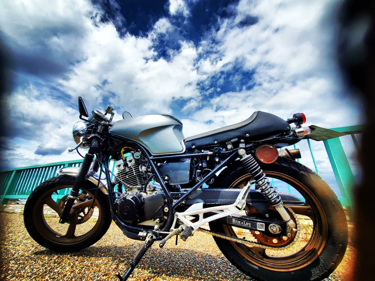 MBK3232's tweet photo. SRX250‼️ついにSR400のマフラーとキャブ移植に成功‼️
インマニを2in1化してシングルFCRキャブを装着‼️サイコー💨
#caferacer #sr400 #sr500 
#SRX #srx九州man3 #srx250 #srx400 #srx600 #バイクのある景色 #バイク乗りと繋がりたい #バイクは楽しい #バイク写真部 #バイクが好きだ #バイクのある生活 https://t.co/PJlEsW8hdp