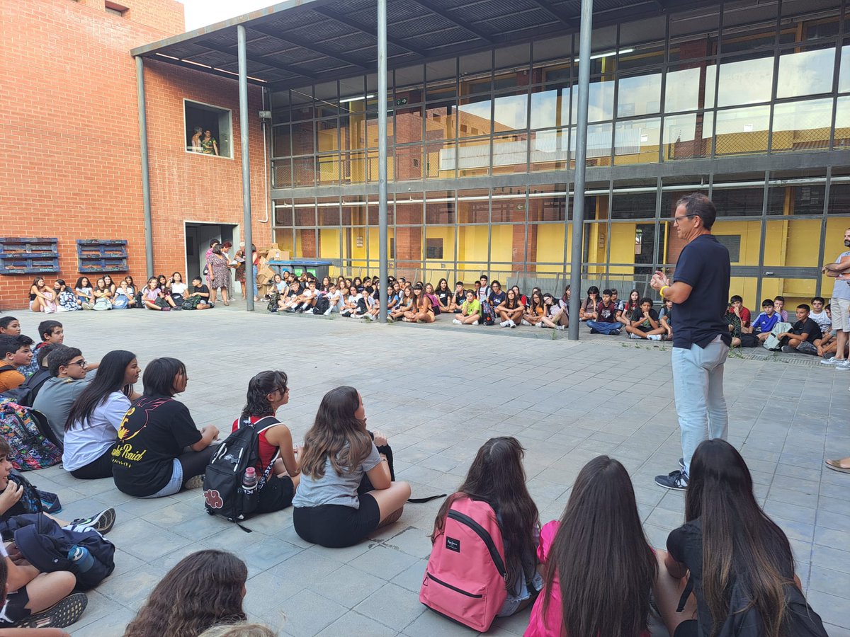 InsDali's tweet photo. Ahir vam donar la benvinguda a l'alumnat de primer d'ESO. Ja sou del Dalí! https://t.co/fKF0EqRQUt