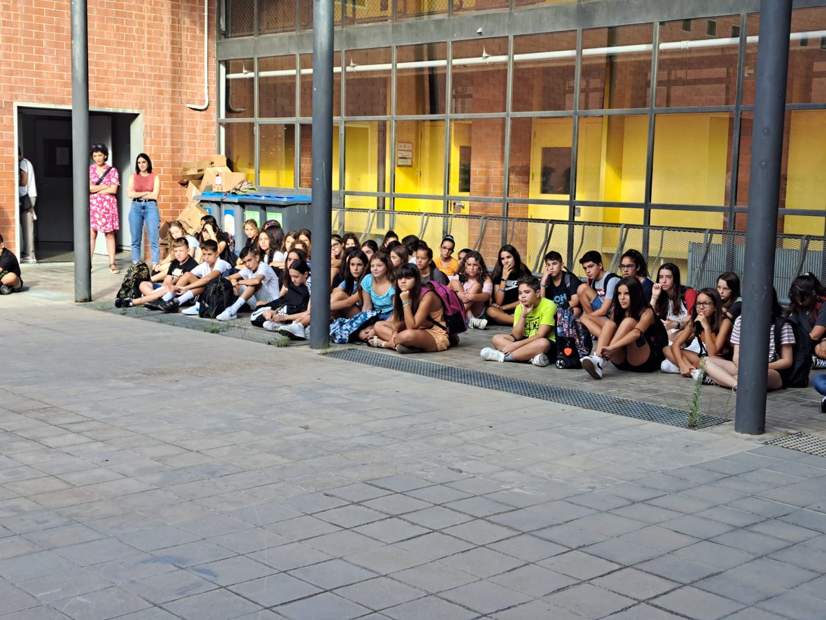 InsDali's tweet photo. Ahir vam donar la benvinguda a l'alumnat de primer d'ESO. Ja sou del Dalí! https://t.co/fKF0EqRQUt