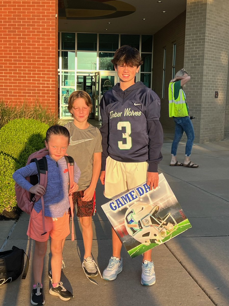 FJHSTWolves's tweet photo. T Wolves welcoming elementaries and Bright Field Students to school this morning. Also letting them know it’s Game Day!!  @FJHSWolves @BHS_TigerPride @Bville_Schools https://t.co/pWGipKDIgQ