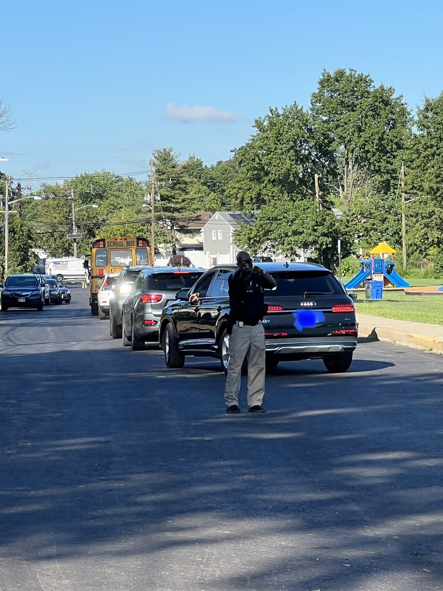 Thanks to Officer Zeno stopping by <a href="/25Lafayette/">Lafayette Estates School #25</a> this morning ☀️🚌🏫 #lionpride