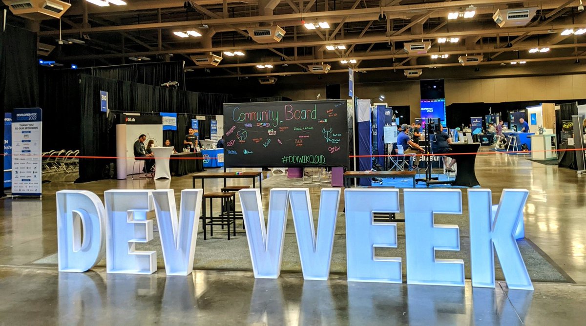 barton808's tweet image. Waiting for the expo floor to open on day two of  #DevWeekCloud
