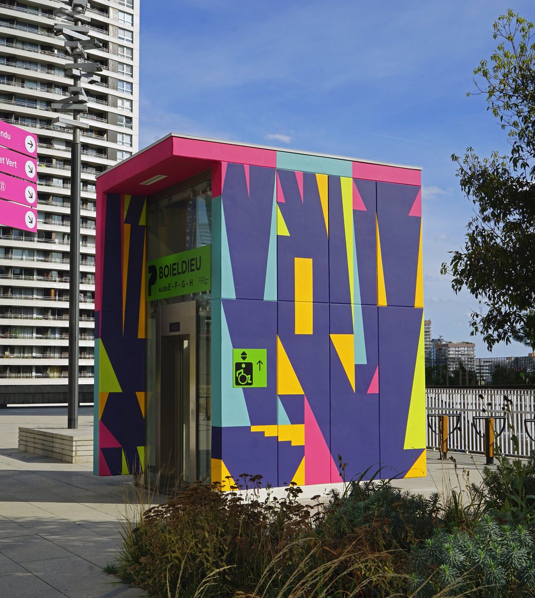 Eltono's tweet photo. Modo n.°52 is finished and I'm finally back home! 😃
Generative wall painting in Paris La Défense, september 2022.
#generativeart #generativewallpainting #generativepainting https://t.co/7syooO8FeS