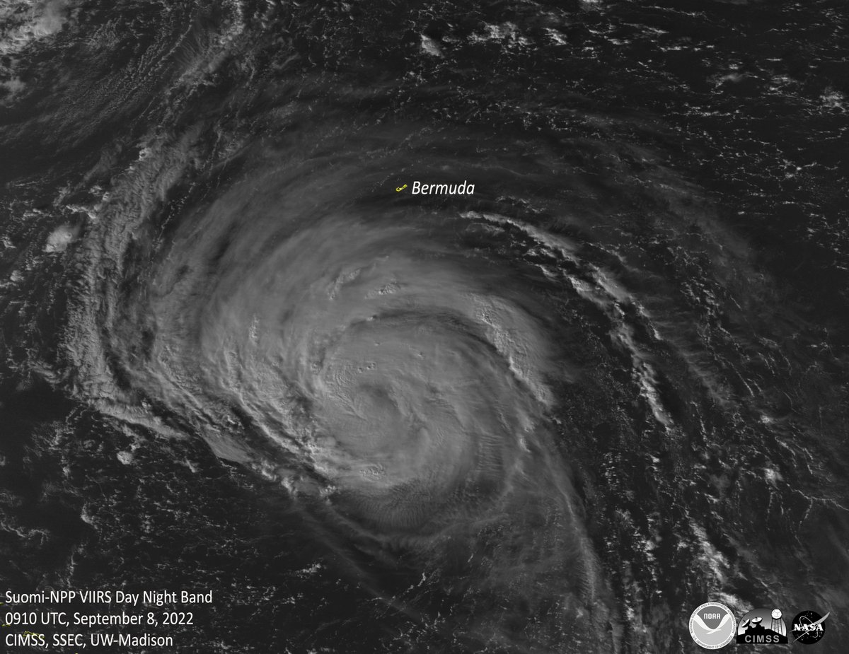As the polar-orbiting NOAA/NASA #SuomiNPP 🛰️ passed over the Atlantic earlier this morning, it captured imagery of #HurricaneEarl near Bermuda. Damaging winds and dangerous surf conditions are expected to affect the island today through tomorrow. Latest: hurricanes.gov