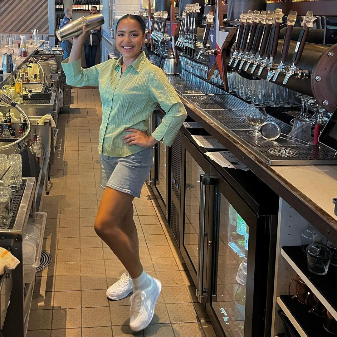shoesforcrews's tweet photo. Mixing it up behind the bar in a pair of Galley II’s. These are the perfect shoe to transition into the #nofall season!
📸: @ashleyvrosario
#workshoes #slipresistant #safetyfirst https://t.co/i4H5I7TZrv