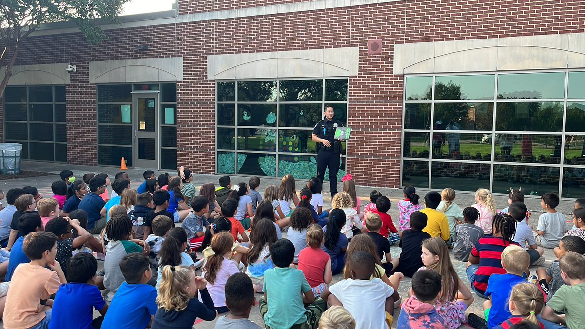 Thank you Officer Lo for coming to read to 2nd grade today!! <a href="/Boals_Frisco/">Boals Elementary</a> <a href="/FriscoPD/">Frisco Police</a> #InternationalLiteracyDay