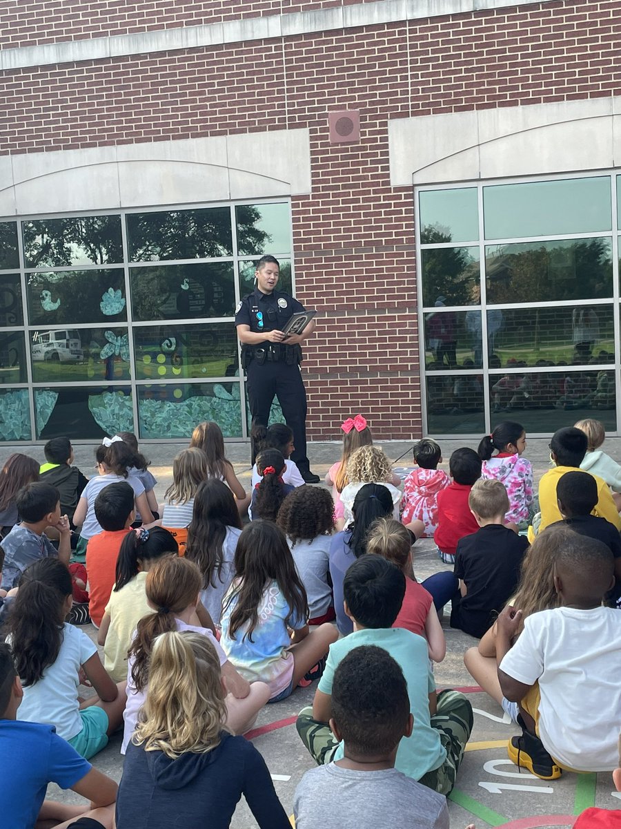 We love when <a href="/FriscoPD_SRO/">Frisco PD SRO Unit</a> joins us for a read aloud outside! Thanks Officer Lowe for helping us instill a love of reading for our kids! 💜