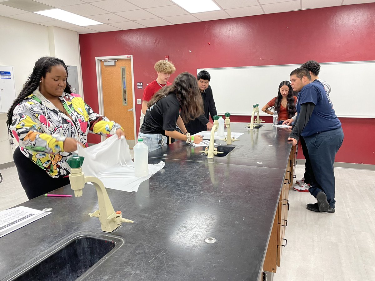 Erica_Reich25's tweet photo. My Physical Science classes learning hands on about Newtons First Law of Motion. #TeamSouth #Activeengagement #Science https://t.co/GpZh6mRVUt