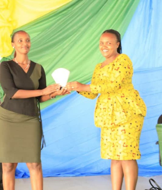 NyaruguruDistr's tweet photo. Muri  iyi nama ya Komite Mpuzabikorwa ya @NyaruguruDistr  hashimiwe mu ruhame imirenge itatu(3) ya mbere ariyo  #Cyahinda,#Busanze na #Nyabimata  kubera ibikorwa by'Indashyikirwa yagaragaje  mu mihigo ya 2021/2022 #ImihigoIrakomeyeKandiIrashoboka https://t.co/jTl0ynoWnD