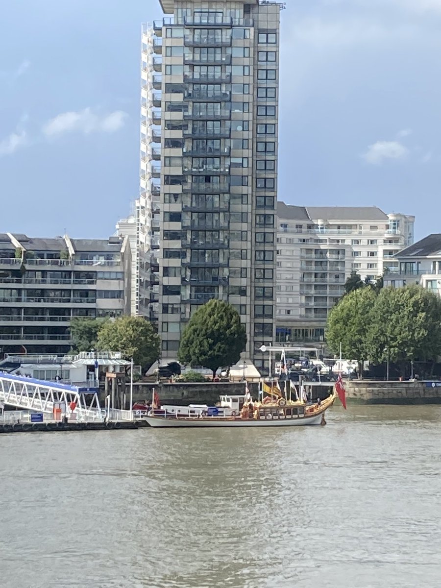 ZekraZ's tweet photo. Somethings going down, flags at the ready #QueenElizabeth #queensboat https://t.co/i6LZHOVJUd