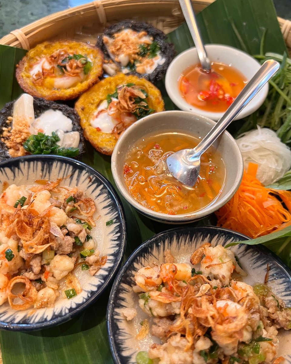 BTCandTHC's tweet photo. อันเกิม อันก๋า หรือภาษาไทยคือกินข้าวกินปลา ร้านใหม่ล่าสุดของพี่ปลาไอเบอรี่ เชฟเป็นหนุ่มเวียดนามจากโฮจิมินค่ะ เปิดวันแรกพรุ่งนี้แค่รอบเย็น สำรองโต๊ะทางไลน์ก่อนนะคะ @ ancomanca https://t.co/OJxpYTvGqW