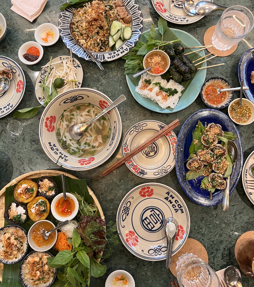 BTCandTHC's tweet photo. อันเกิม อันก๋า หรือภาษาไทยคือกินข้าวกินปลา ร้านใหม่ล่าสุดของพี่ปลาไอเบอรี่ เชฟเป็นหนุ่มเวียดนามจากโฮจิมินค่ะ เปิดวันแรกพรุ่งนี้แค่รอบเย็น สำรองโต๊ะทางไลน์ก่อนนะคะ @ ancomanca https://t.co/OJxpYTvGqW