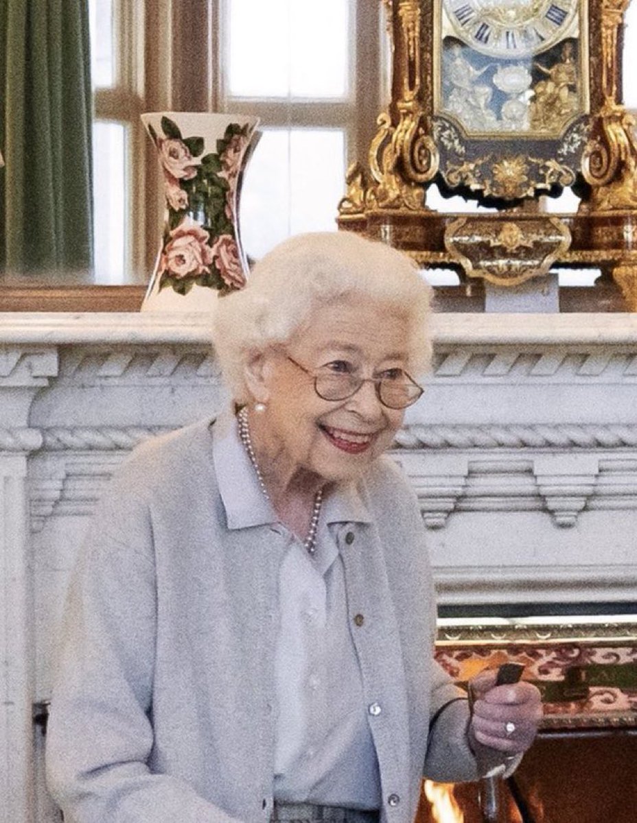 Statisticodelmt's tweet image. In media un essere umano vive all’incirca 82,9 anni. 
La Regina Elisabetta con 96 anni ha vissuto il 15,80% in più della normalità. 🧮