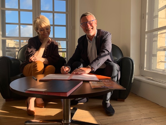 CCIBdxGironde's tweet photo. Afin de renforcer l’accompagnement des entreprises en difficulté, Patrick Seguin (président de la @CCIBdxGironde) et Claudine Pery, présidente de l'association Entraide &amp; Entrepreneurs signaient ce jour une convention de collaboration. 

#entrepreneurs #entreprises @eefrance https://t.co/hA3Wo5lv31