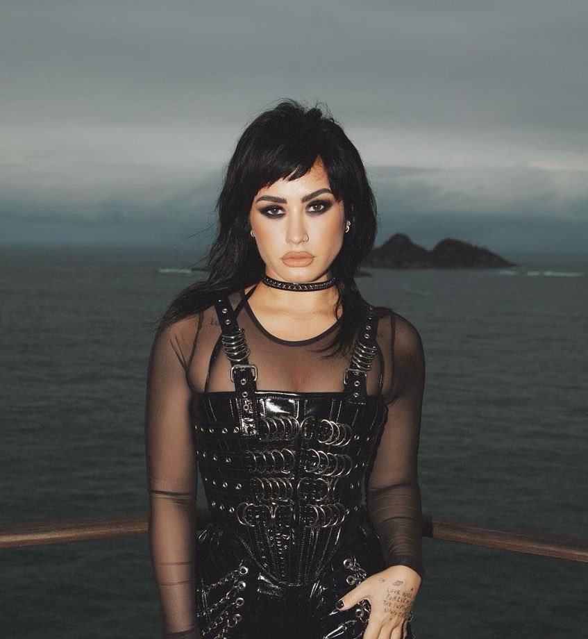 Gerasoundz's tweet photo. Petição para transformar Demi Lovato no Rio de Janeiro como a oitava maravilha do mundo https://t.co/gkZaTt7Lts