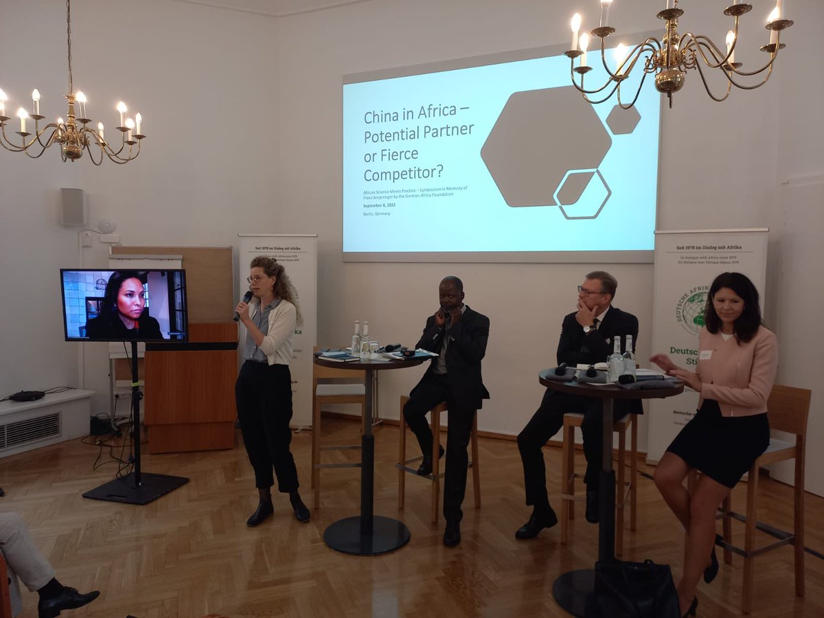 MT_Afrika's tweet photo. It’s a wrap. Our @KarolineEick just got back from moderating a panel for @_DASonline. @KLeikert, Thorsten Hutter (AA), @ShikwatiJames and @S_Links_ gave their insights on on #China‘s role in #Africa: a potential partner or competitor? Thanks for the fruitful debate! https://t.co/14wBxBpvWt