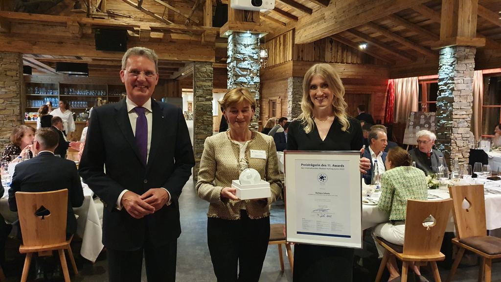 #IMK2022 Barbara Scheitz ist die diesjährige Trägerin des #Awards des Internationalen Marken-Kolloquiums. Als geschäftsführende Gesellschafterin der Andechser #Molkerei Scheitz ist sie Vorreiterin für Bioprodukte und eine klimaneutrale Produktion.