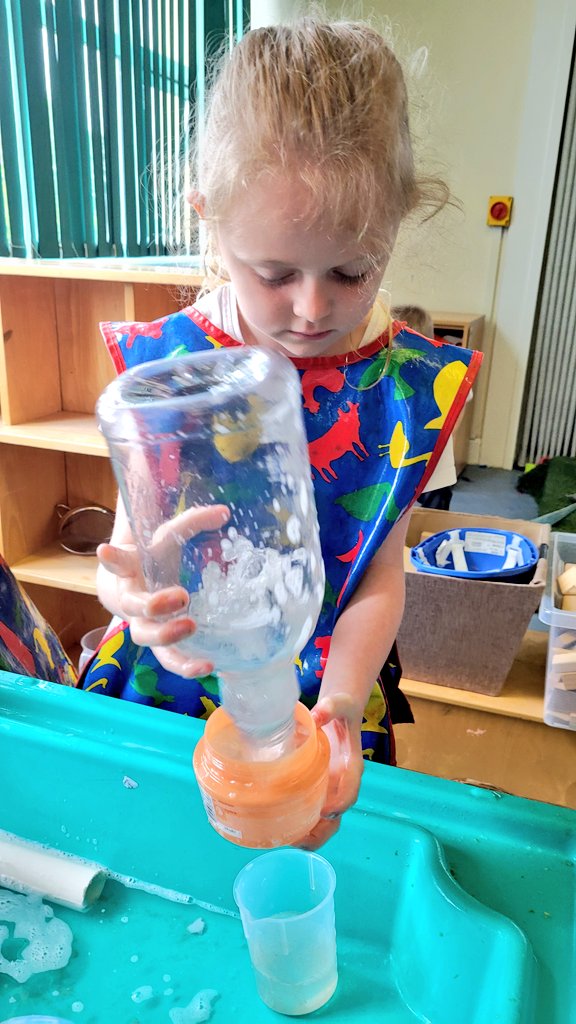 MorayPrimary1's tweet photo. A busy busy area this morning! We love exploring volume and capacity at our water table. The variety of resources allows us to fill and empty a variety of containers "Look it's full. It's right to the top" #STEM #WaterPlay #Volume #FullOrEmpty #SensoryPlay https://t.co/QVNqMtTxBf
