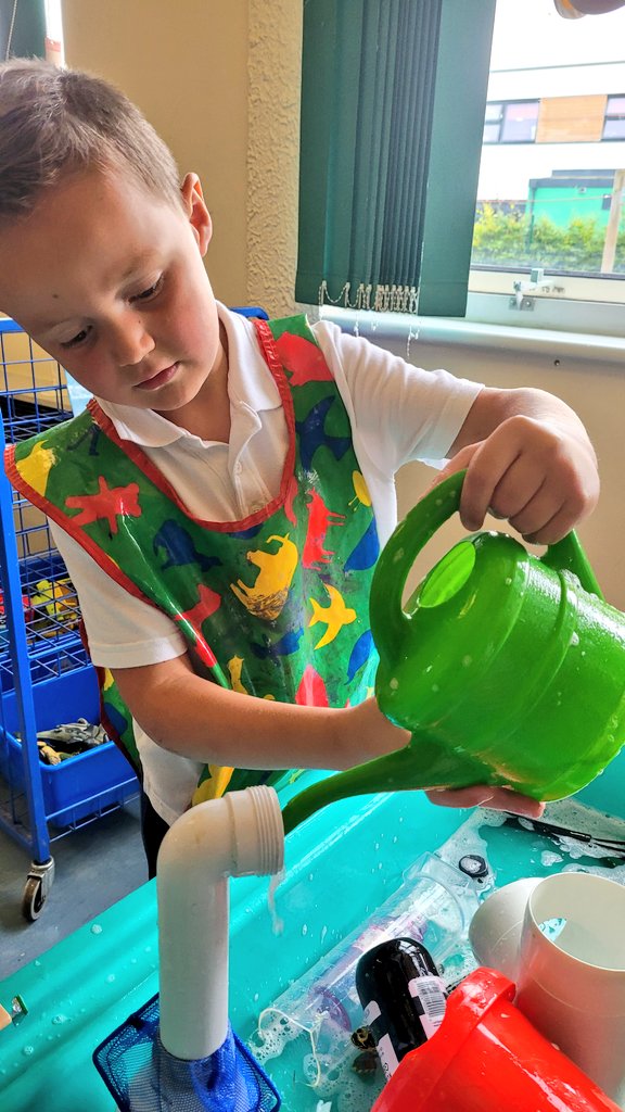 MorayPrimary1's tweet photo. A busy busy area this morning! We love exploring volume and capacity at our water table. The variety of resources allows us to fill and empty a variety of containers "Look it's full. It's right to the top" #STEM #WaterPlay #Volume #FullOrEmpty #SensoryPlay https://t.co/QVNqMtTxBf