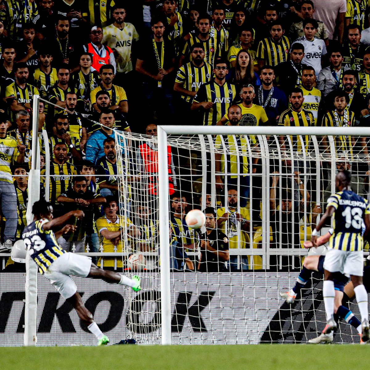 bigsportstr's tweet photo. Temsilcimiz Fenerbahçe, evinde Dinamo Kiev’i 2-1 yendi. 💛💙

⚽ 35' Gustavo Henrique
⚽ 63' Tsygankov
⚽ 90+3' Batshuayi 

#bigsportsawards #bigsportsummit #bigsport https://t.co/2aKoEEiKLP