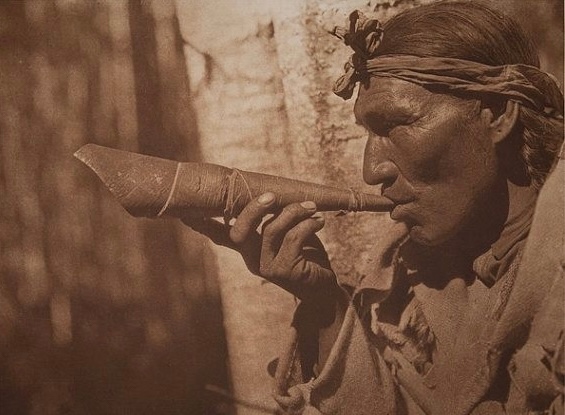 A hunter imitates a moose call using this old-style birchbark device to amplify the sound.

📸: Edward S. Curtis, The Moose Hunter - Cree, 1926.