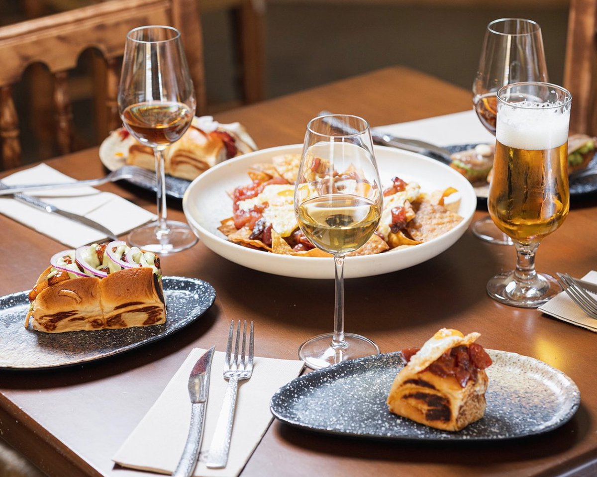 📞  𝚁𝚎𝚜𝚎𝚛𝚟𝚊𝚜

Hoy, el domingo y el lunes abrimos para almuerzos y cenas. ¡Vente!

No te quedes sin mesa y reserva ya en el 656 44 55 25.