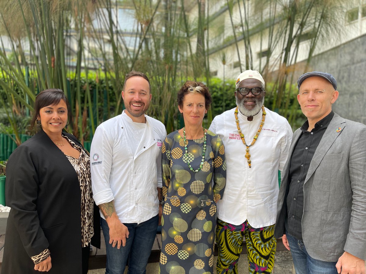 SUN_Movement's tweet photo. Chefs👩‍🍳are key to making healthy🥘dishes "sexy" to consumers! @SUN_Movement Coordinator @GerdaVerburg met in #Rwanda with top international chefs working to do just that with the @SDG2AdvocacyHub -- a great initiative!
#CookHealthy #Nutrition4All https://t.co/a2Nzk2pGaj