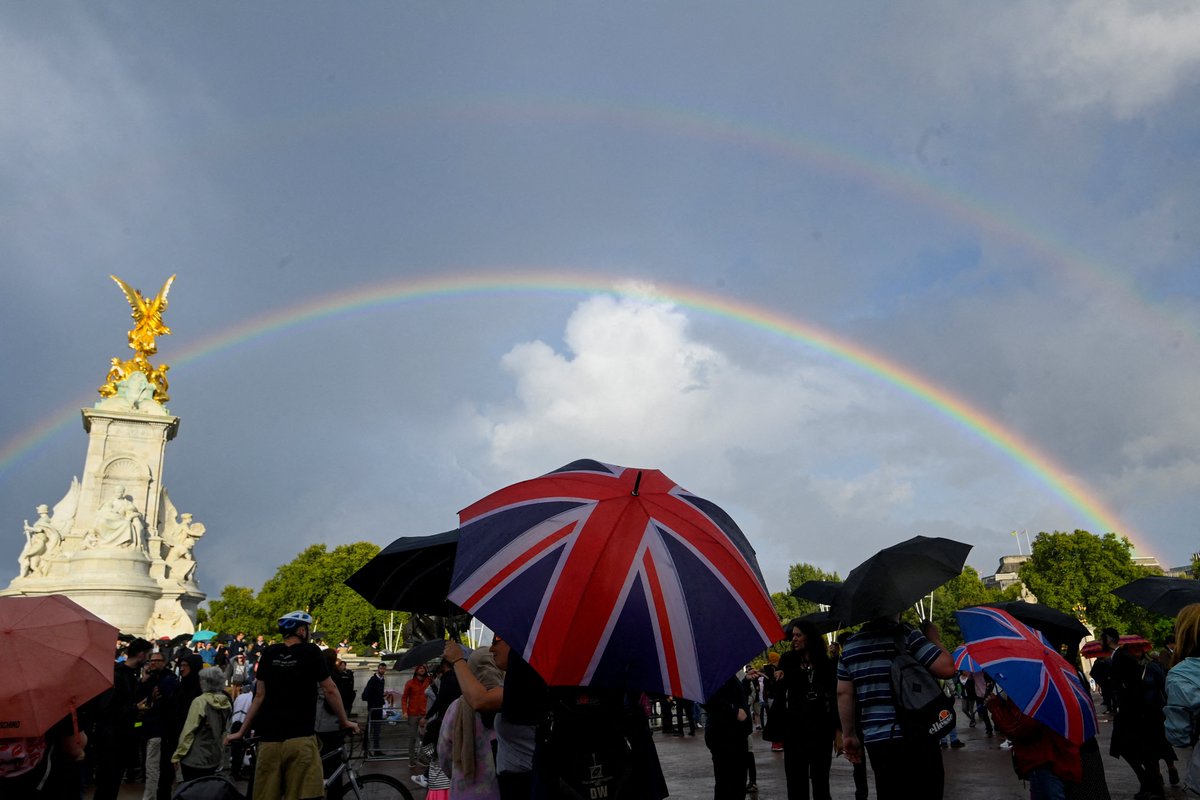 CerfiaFR's tweet photo. 📸☀️ Photos prises devant Buckingham Palace et Windsor, à l’instant où la mort d’#ElizabethII était annoncée. 

(Reuters / Getty) https://t.co/1pQ4HqY5gJ