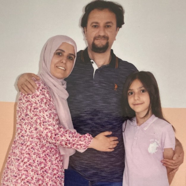 Eşim 6 küsur yıldır tutuklu ve kanser hastası @bybekirbozdag @adalet_bakanlik eşimin yaşamasını istiyorum 16ay sonra çıktığında geç kalınsın istemiyorum infazını erteleyin artık,sağlıklı insanlar cezaevi şartlarında yaşayamazken hasta tutsaklar hergün ölüme yürüyo #SuçDeğil