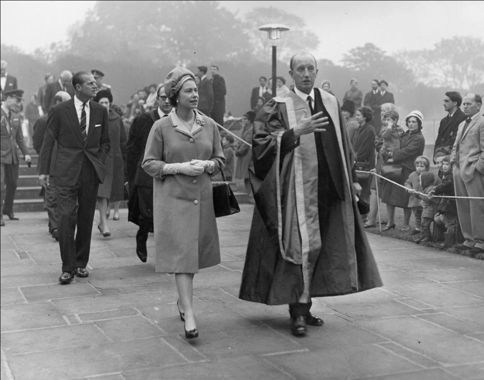 UniOfYork's tweet photo. The University of York would like to express our deep sadness at the death of Her Majesty The Queen, pictured here on campus in 1965.

We give thanks for her 70 years of service to the nation.

Photo Credit: The Press https://t.co/QmY1MuiT8h