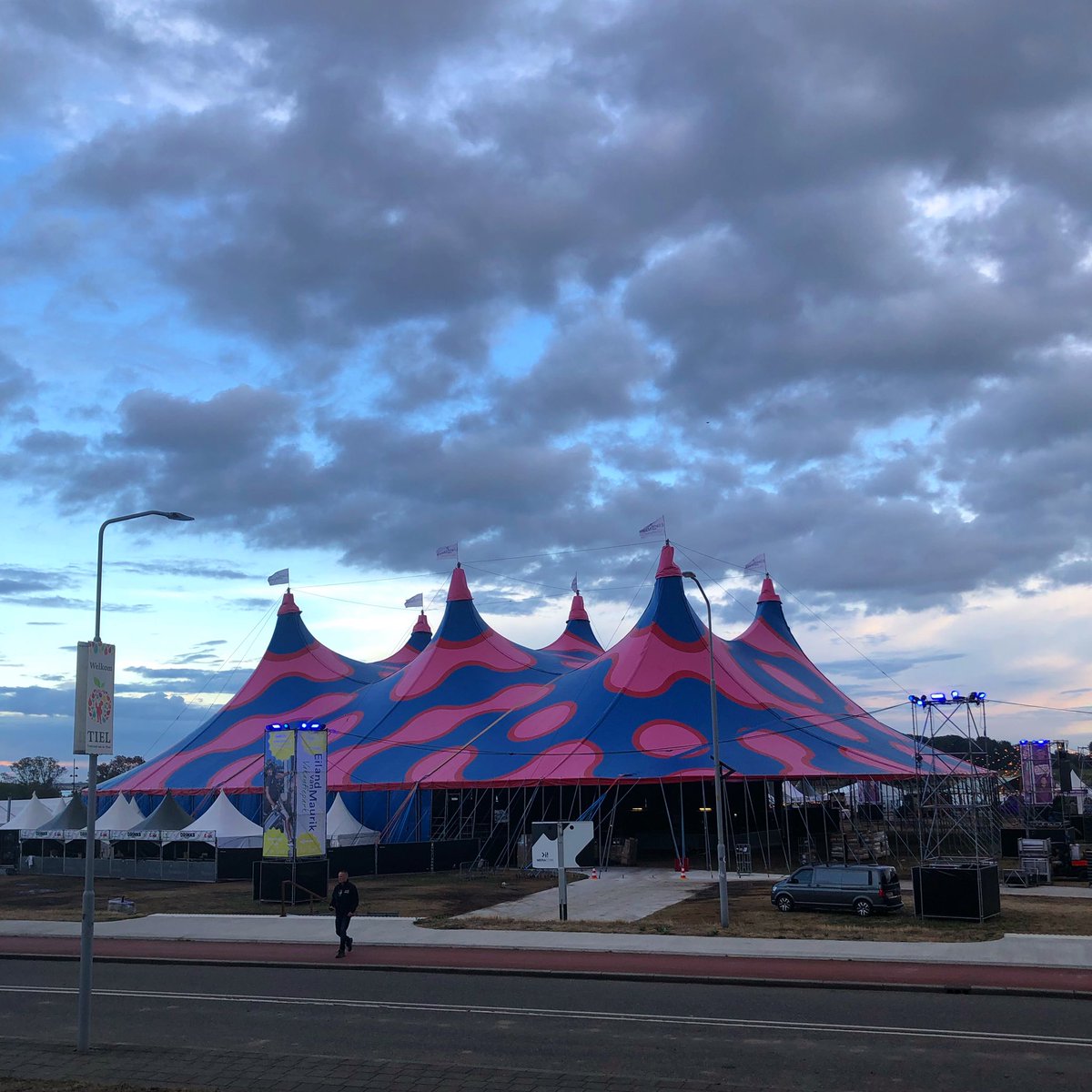 VisitTiel's tweet photo. Twee jaar lang hebben we erop moeten wachten, maar morgen barst het Appelpop-feest weer los 🍏🎸Twee dagen lang gaan we (gratis!) genieten van de beste artiesten en bands die ons land rijk is. Check het programma 👉 https://t.co/NU3lIqVX1P. 

#appelpop #tiel #gratis #festival https://t.co/7kZEKzlwut
