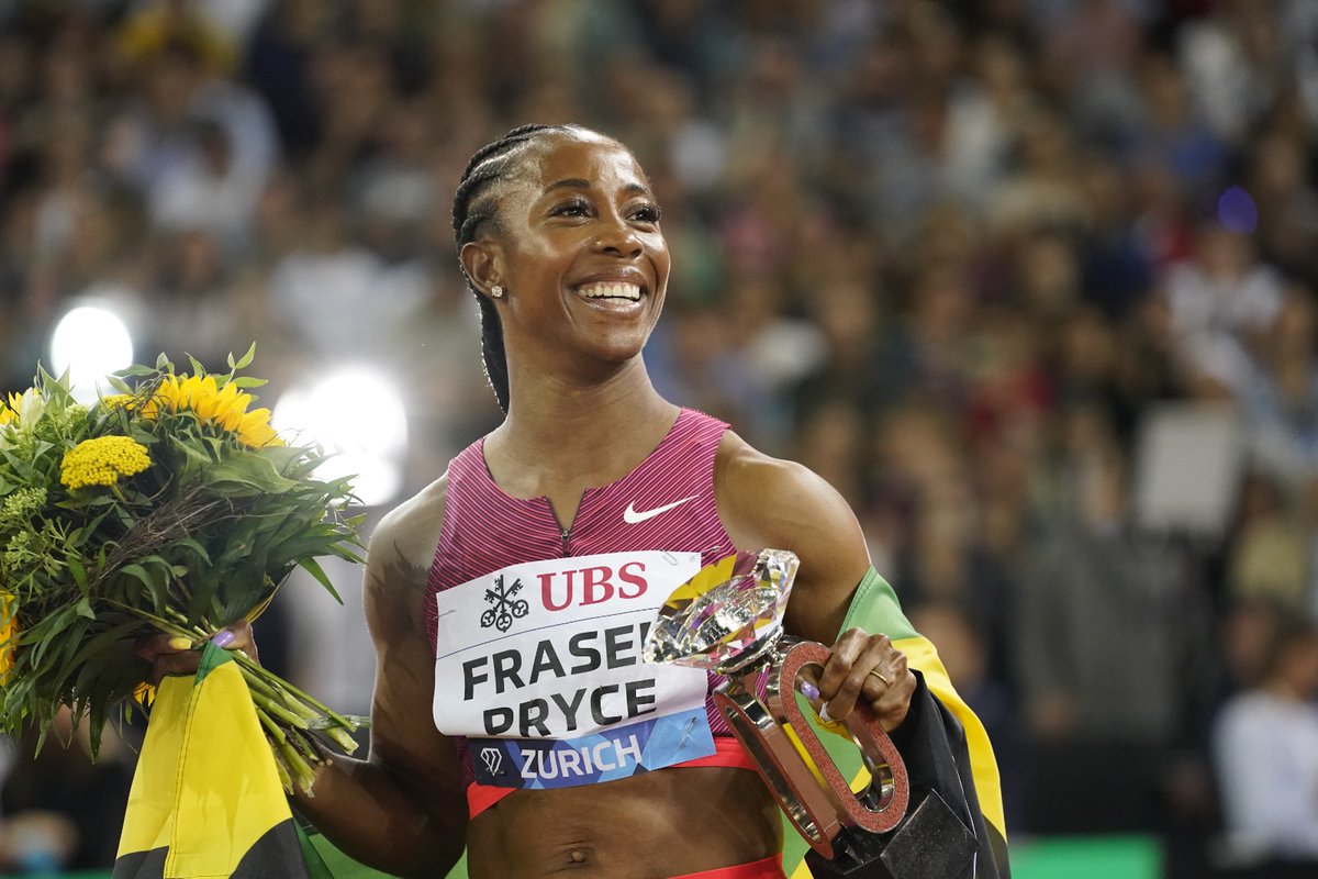 Diamond_League's tweet photo. 10.65!

@realshellyannfp shows her class again in the 100m to take the fifth Diamond Trophy of her career.

#ZurichDL🇨🇭
#DLFinal💎
📷 @matthewquine https://t.co/yxLagk9Zsp