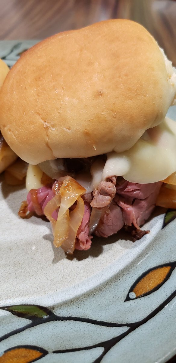 🧀🥩 Quick Keto Cheesesteak.
Buns from <a href="/AldiUSA/">ALDI USA</a> , Picante Provolone from <a href="/Boars_Head/">Boar's Head</a>.  😋  #Keto #QuickKeto #cheesesteak #sandwich  #sub  #cooking #lowcarb #homecooking