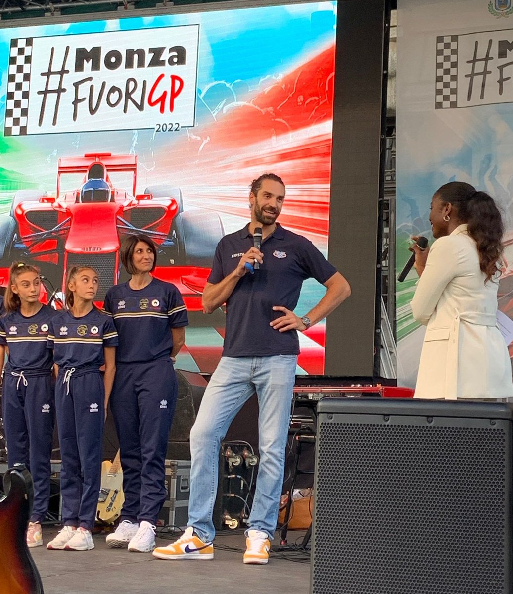 VeroVolley's tweet photo. 🏎️ GP DI MONZA
Il capitano Thomas Beretta presente oggi al #FuoriGP 💪🏻 Eccolo sul palco dell'evento.
#VVGenerations 💙 https://t.co/saMymiMDNI