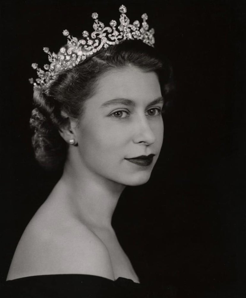 MajaNabzdyjak's tweet image. Koniec XX wiecznej „elżbietańskiej” epoki Wielkiej Brytanii. Oszczędna w słowach i gestach, lekko ironiczna, do życia podchodząca z angielskim dystansem i humorem; historia uwięziona w ciele kobiety, która  zamknęła za sobą ziemskie drzwi.
God save the Queen…🕯#QueenElizabethII