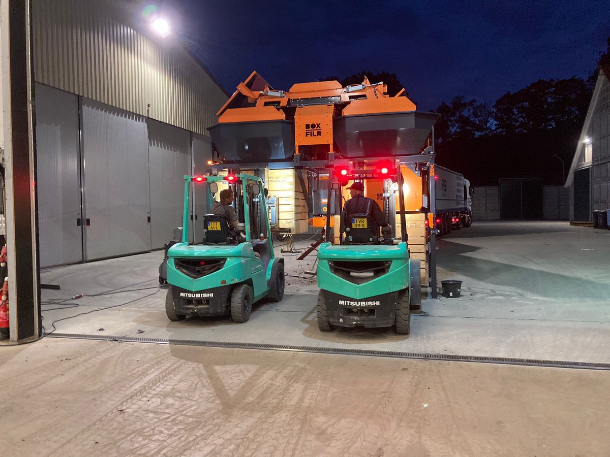 Gisteren via <a href="/GroeNoordAgTurf/">GroeNoord</a> een mooie <a href="/VHMMACHINERY/">VHM Machinery</a> kisten vuller op demo gehad. Pracht machine! Geeft een hoop rust. Hij staat op het verlanglijstje😀