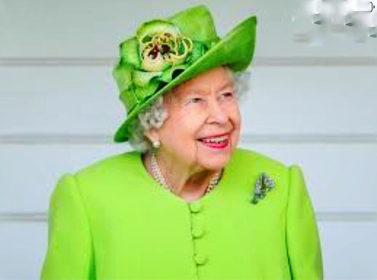 Abbiamo condiviso
l’Amore per quei Colorini Sobri,
per i Cappellini che non si fanno notare per nulla
ma soprattutto per il GinTonic.

Ora, mia unica Dea,
insegna agli Angeli
a non prendersi tutta ‘sta Confidenza.

Che belli belli, oh.

#QueenElizabeth