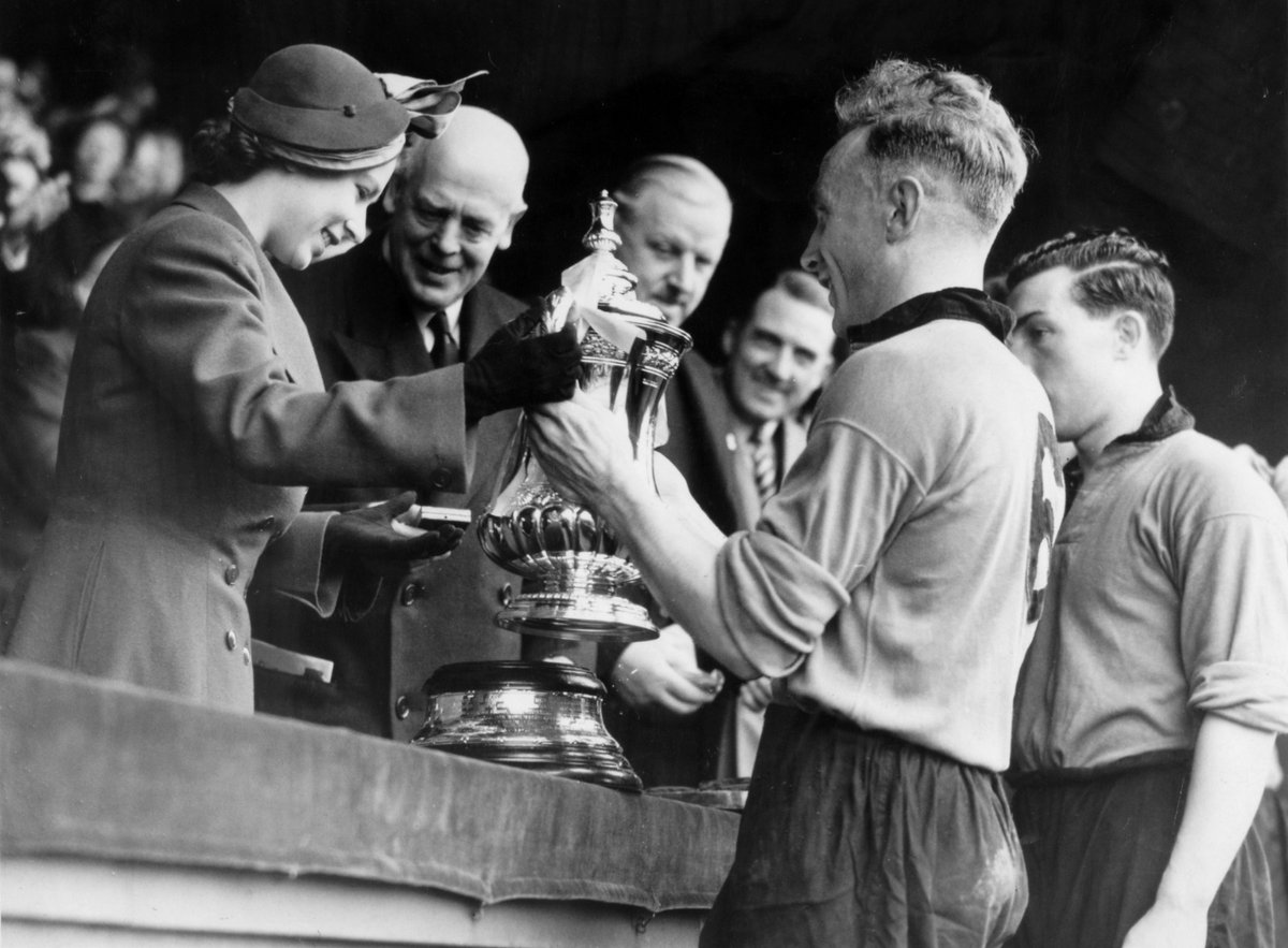 EmiratesFACup's tweet image. We're extremely saddened by the news that Her Majesty, Queen Elizabeth II has passed away.

Her Majesty the Queen attended a number of FA Cup Finals, first presenting the trophy to Wolverhampton Wanderers in 1949.

Our sympathies are with the @RoyalFamily.