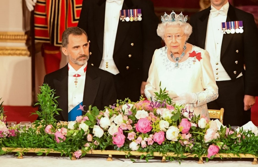 Encuestando's tweet photo. Juan Carlos I, Felipe VI, Isabel II, Carlos III...
📊 ¿Es la MONARQUÍA un sistema ÚTIL hoy en día?

🔃 SÍ
♥️ NO https://t.co/MR1jjbsoxv