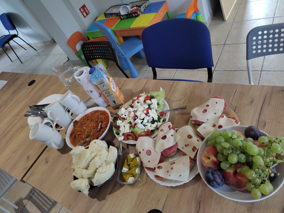 Marla_Tenebris's tweet photo. Lunch at work is not only good relax,its awesome space for chatting with your work team❤️ but also nice leadership activity to manage common meal🍀#lunchatwork #lunch #work #teambuilding https://t.co/89Xh9rPgrv
